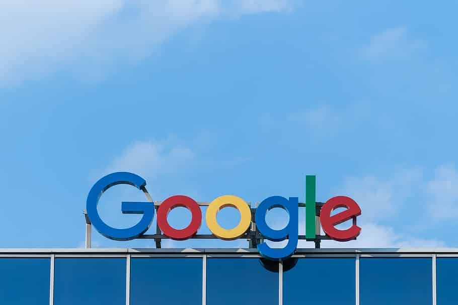 enseigne de Google sur un bâtiment