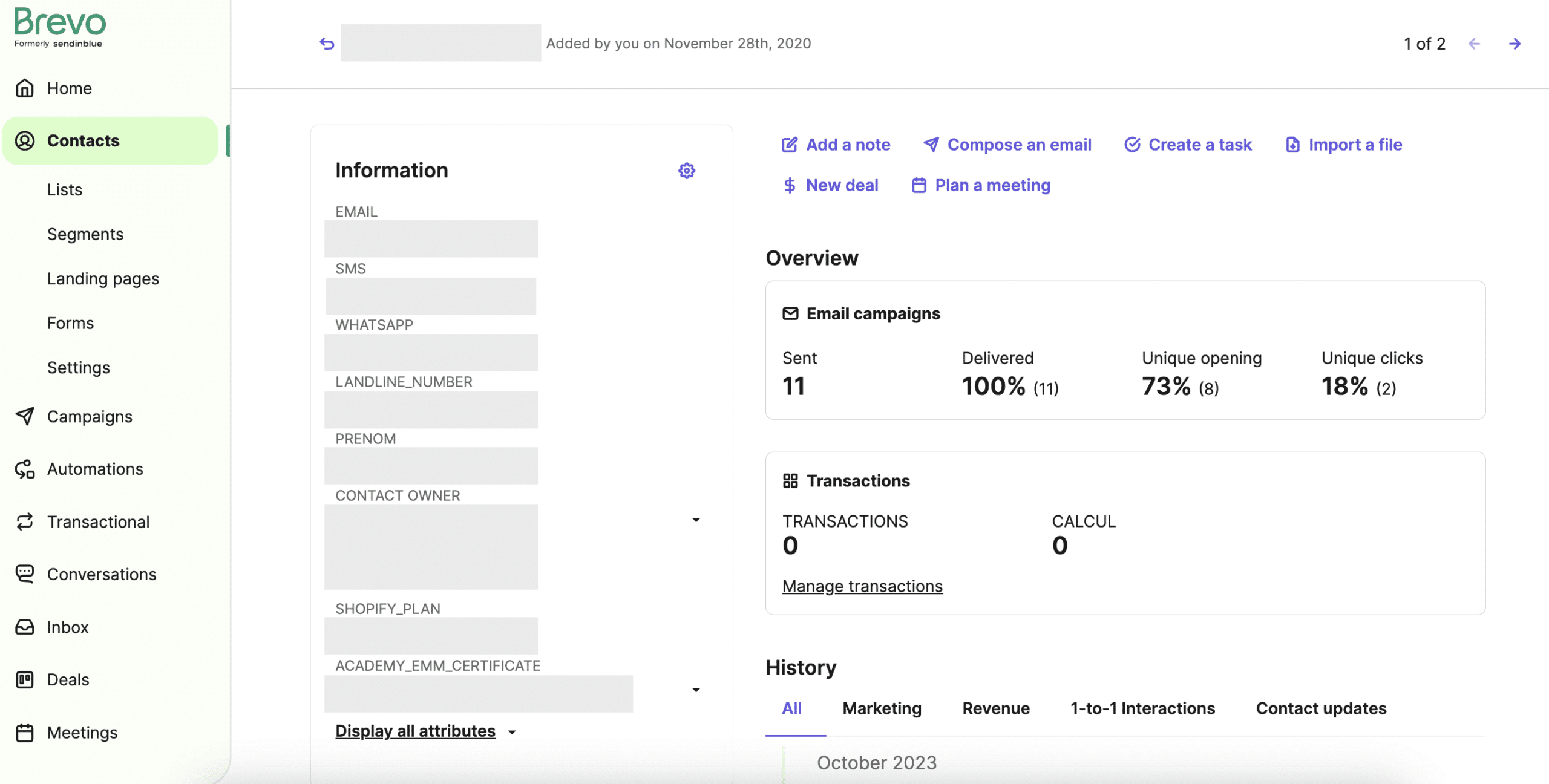Vue d’une fiche contact dans le CRM de Brevo, affichant les informations client, les statistiques de campagnes email (taux d’ouverture et de clics), et les options de suivi telles que la création de tâches, la planification de rendez-vous ou l’ajout de notes.