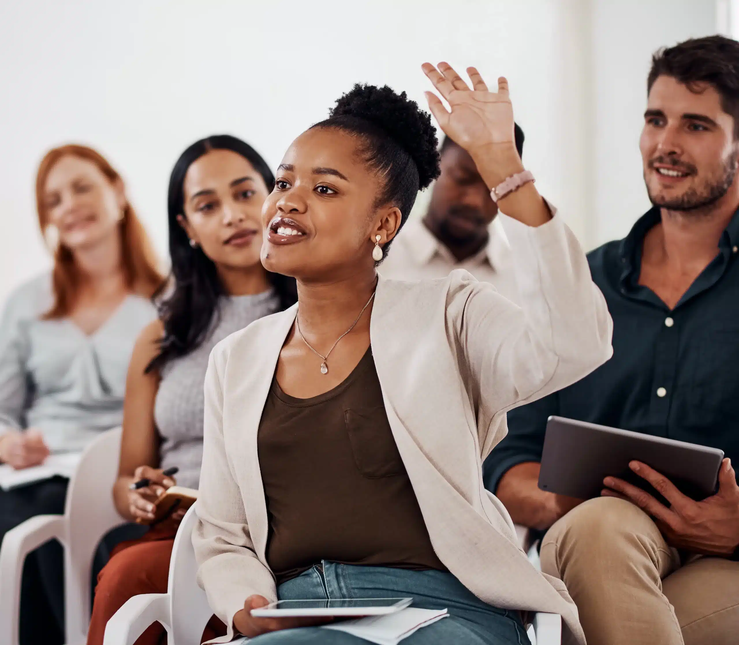 Groupe d’apprenants en alternance IA assistant à une formation, avec une participante intervenant activement.