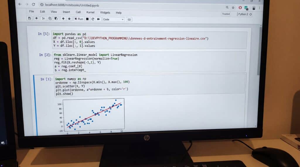 Écran d'ordinateur affichant un code et un graphique d'analyse de données.