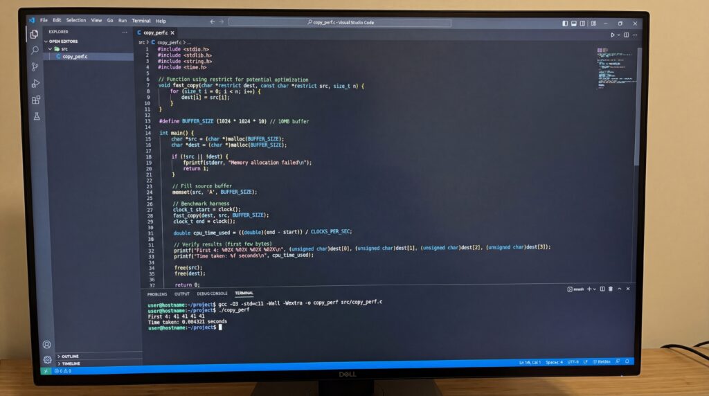 Écran d'ordinateur affichant du code de programmation dans un environnement de développement intégré.