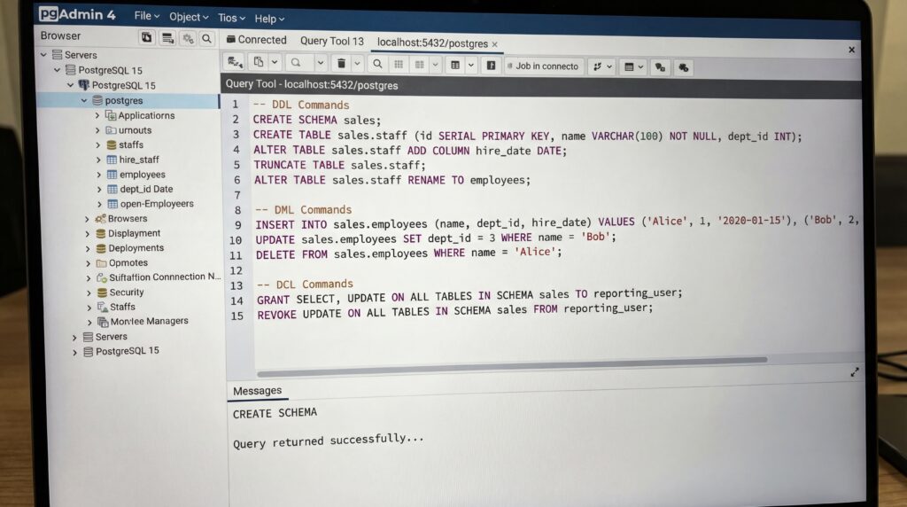 Écran d'ordinateur affichant du code SQL avec une fenêtre de gestion de base de données.
