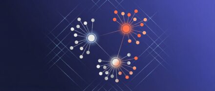 Illustration de l’algorithme K-means montrant trois clusters de données reliées à leurs centres respectifs sur fond bleu.