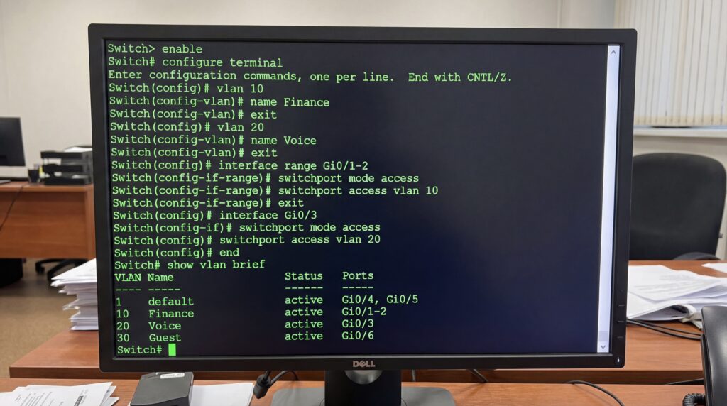 Écran d'ordinateur affichant une interface de commande terminal avec des instructions textuelles.