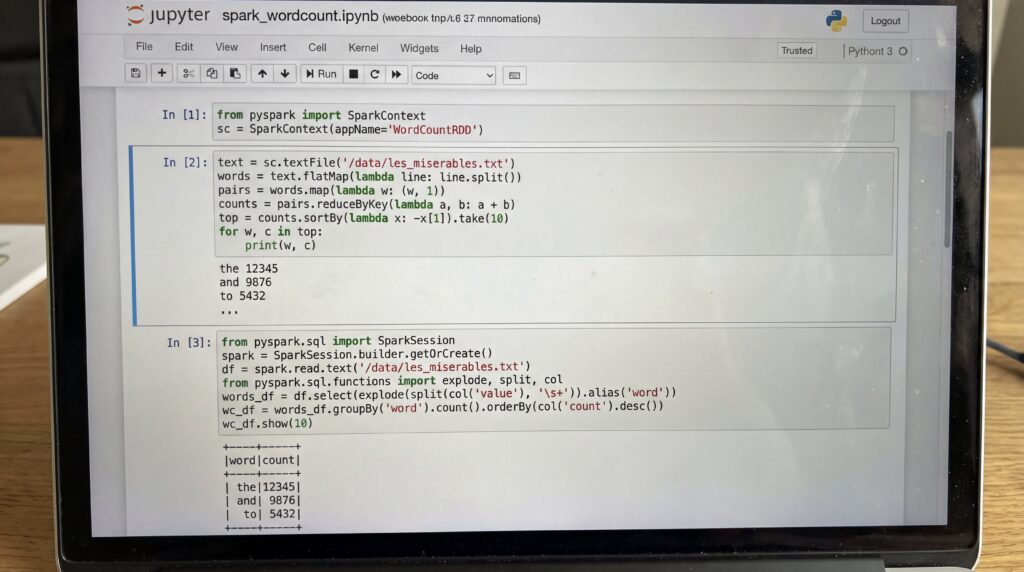 Écran d'ordinateur portable affichant un code Python en cours d'exécution.