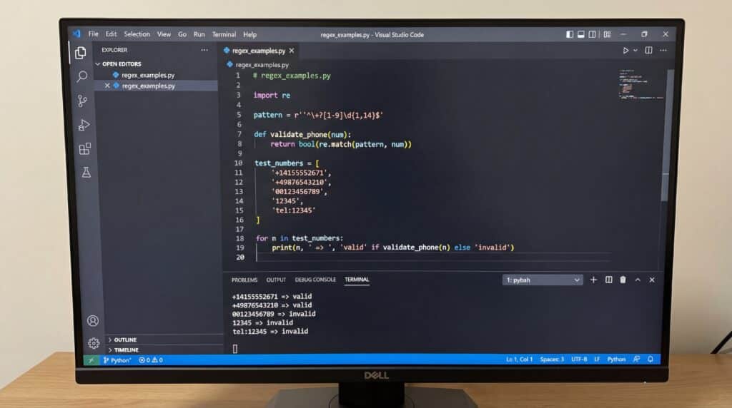 Écran d'ordinateur affichant du code de programmation dans un environnement de développement intégré.