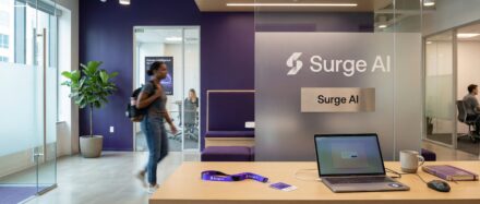 Bureau moderne de la startup Surge AI avec un salarié entrant, montrant un espace de travail innovant.