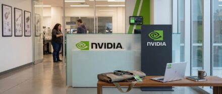 Vue intérieure des bureaux de Nvidia montrant le hall d'accueil avec le logo de l'entreprise et des employés en train de discuter.