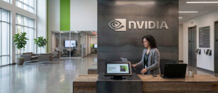 Espace d'accueil des bureaux de Nvidia mettant en valeur un design et des technologies modernes.