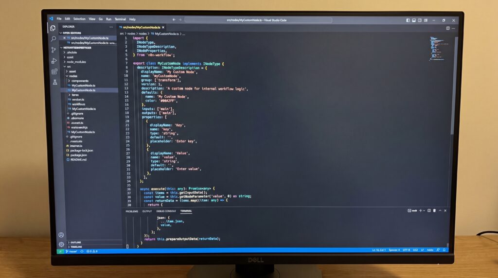 Écran d'ordinateur affichant un environnement de développement avec du code en cours d'écriture.