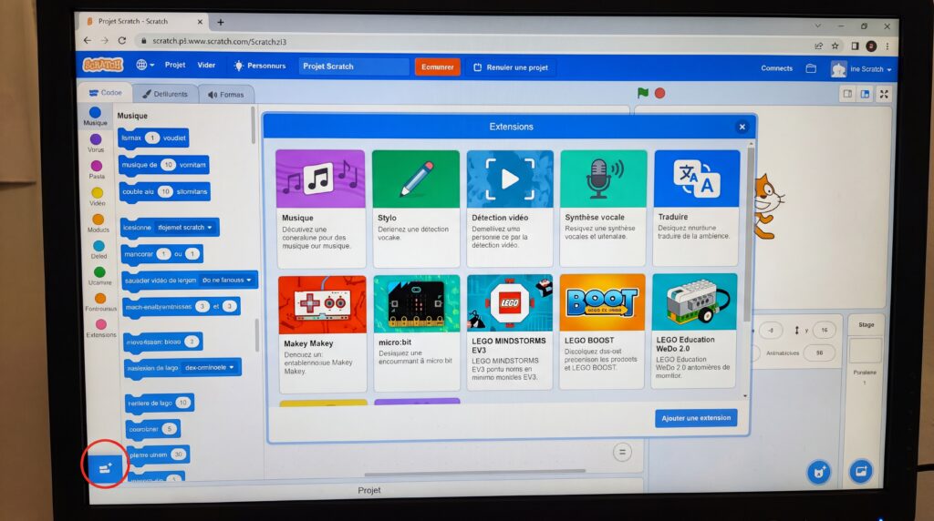 Interface du logiciel Scratch montrant différentes options de programmation pour les débutants.