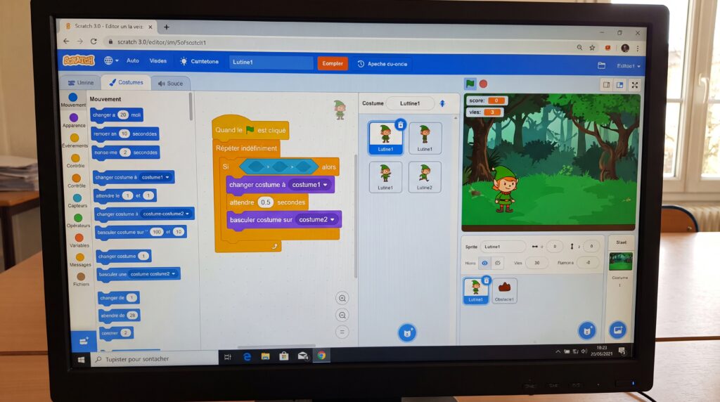 Capture d'écran de l'interface du logiciel Scratch montrant un projet de programmation en forêt.