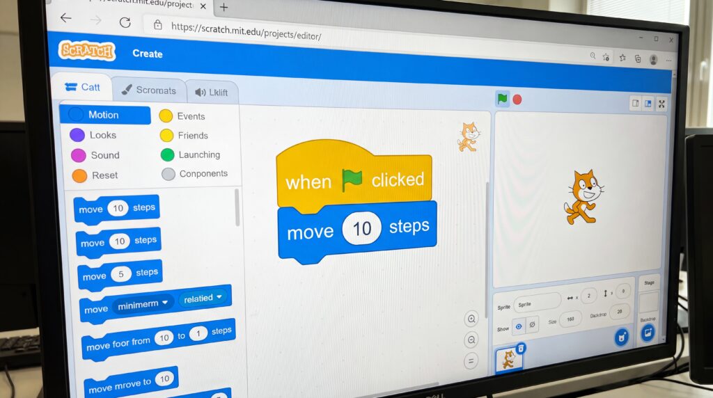 Capture d'écran de l'interface de Scratch montrant un bloc de code pour déplacer un personnage de 10 pas.