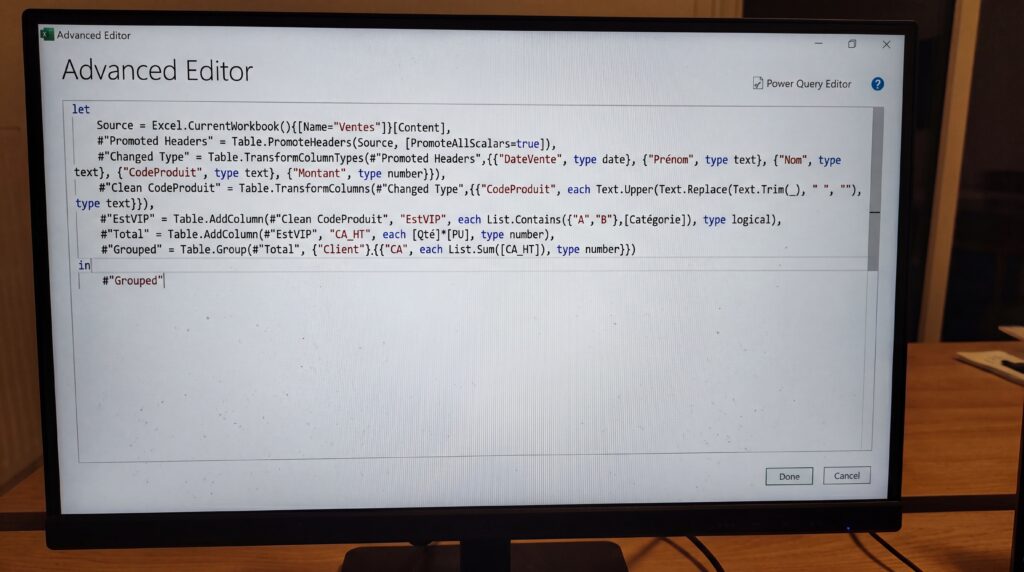 Capture d'écran de l'éditeur avancé de Power Query affichant du code pour manipuler des données.