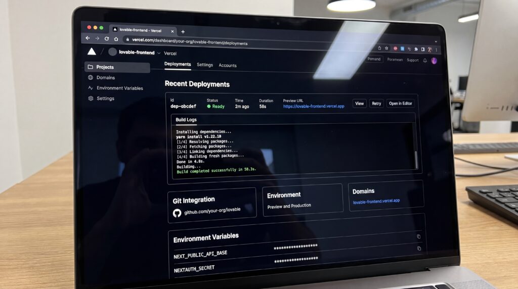 Écran d'ordinateur portable affichant une interface de développement d'application web avec des détails de déploiement.