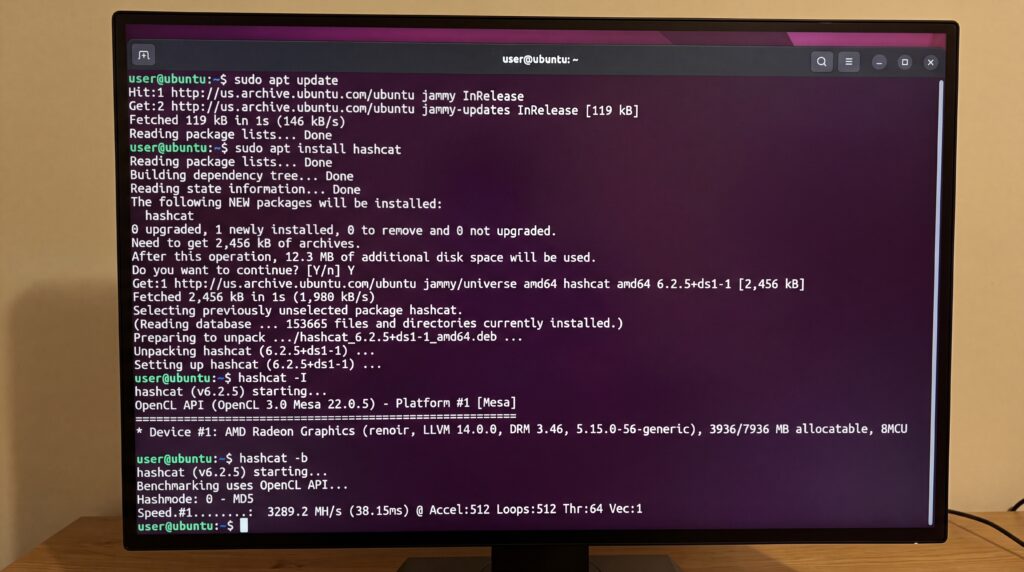 Capture d'écran montrant l'interface de commande de Hashcat sur un écran, affichant des informations techniques et de déchiffrement.