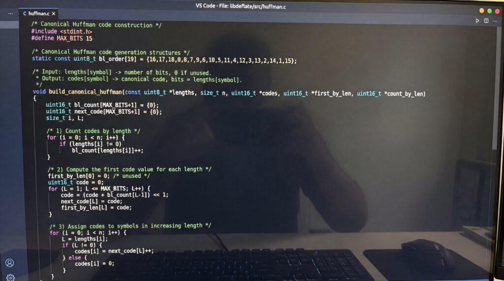 Écran d'ordinateur affichant un exemple de code pour le codage de Huffman.