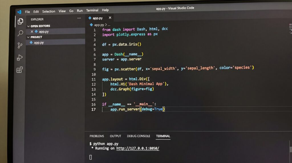 Capture d'écran de code Python utilisant Dash pour créer une application interactive.