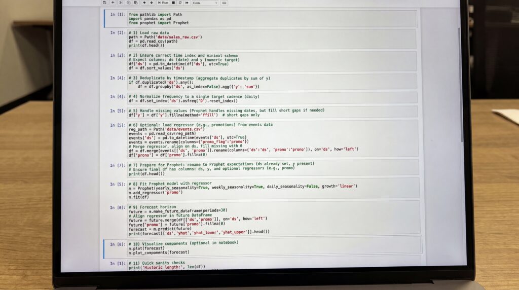 Écran montrant du code lié à l'analyse de données, possiblement utilisé pour Facebook Prophet.