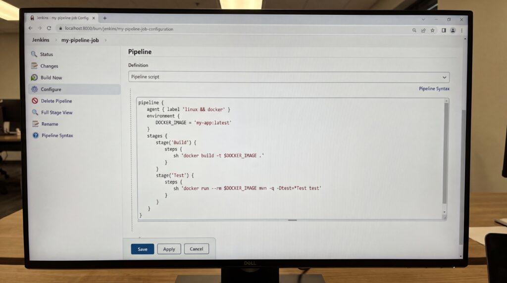 Interface de configuration affichant des paramètres de script Jenkins sur un écran d'ordinateur.