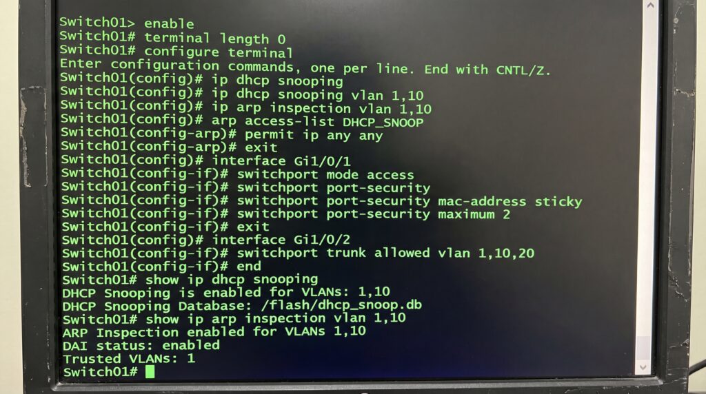Écran d'un terminal montrant la configuration d'un switch réseau avec différentes commandes.