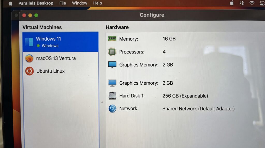 Écran montrant les paramètres de configuration des machines virtuelles sur un Mac, incluant Windows 11 et macOS 13 Ventura.