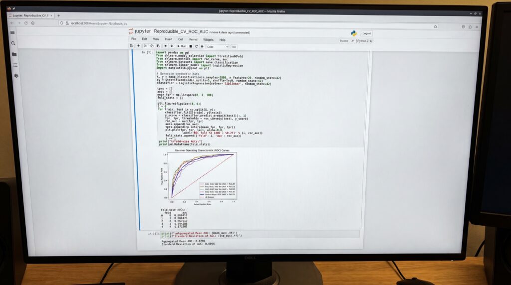 Écran d'ordinateur affichant du code et un graphique représentant la courbe ROC AUC pour l'évaluation des modèles de Machine Learning.