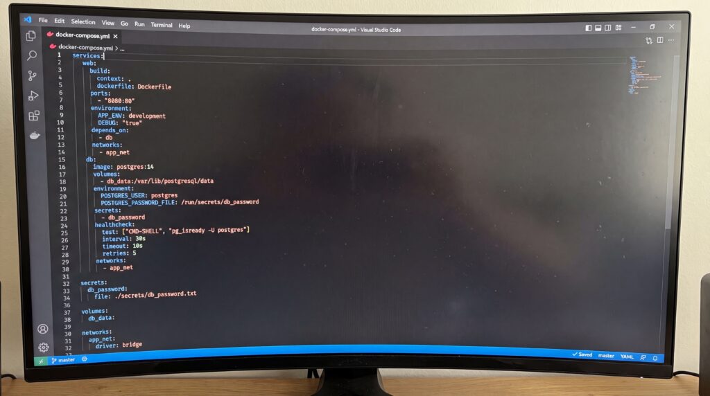 Écran courbe affichant du code pour Docker Compose.
