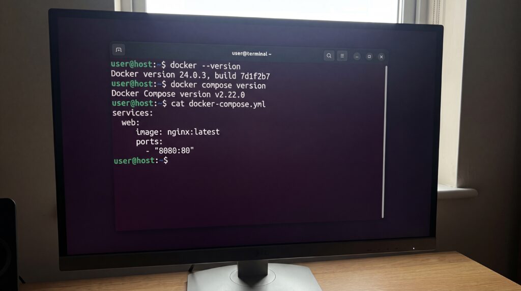 Écran d'ordinateur affichant une commande Docker Compose dans un terminal.