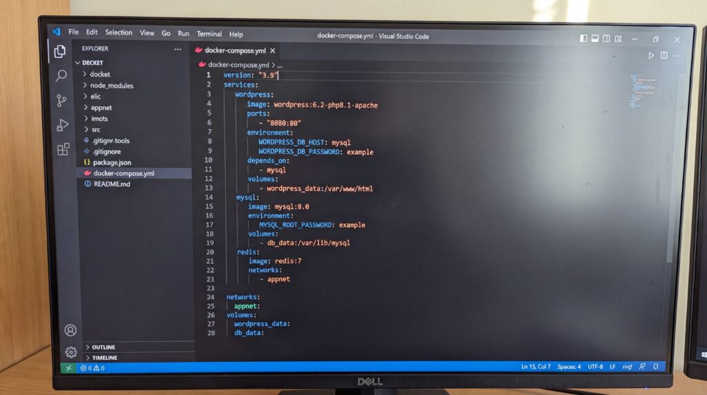 Écran d'ordinateur affichant un fichier de configuration Docker Compose sur un fond sombre.
