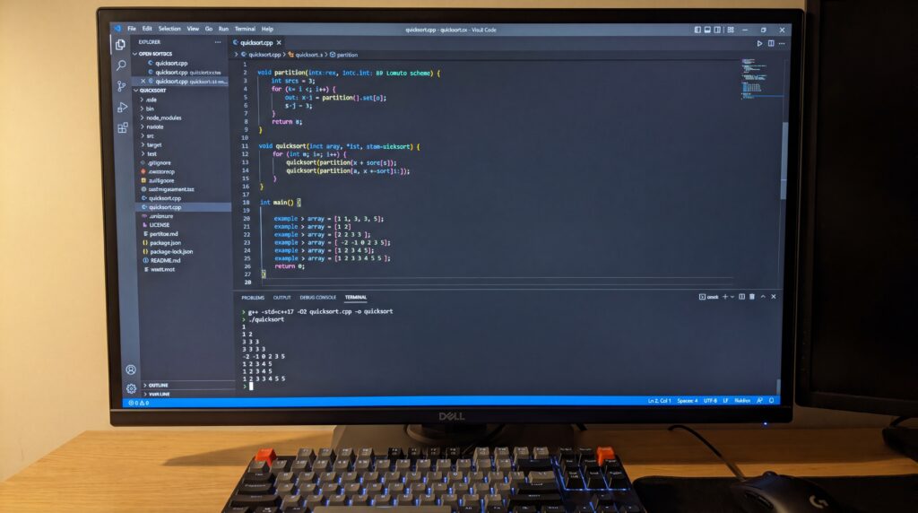 Écran d'ordinateur affichant du code montrant l'implémentation de l'algorithme de tri rapide.