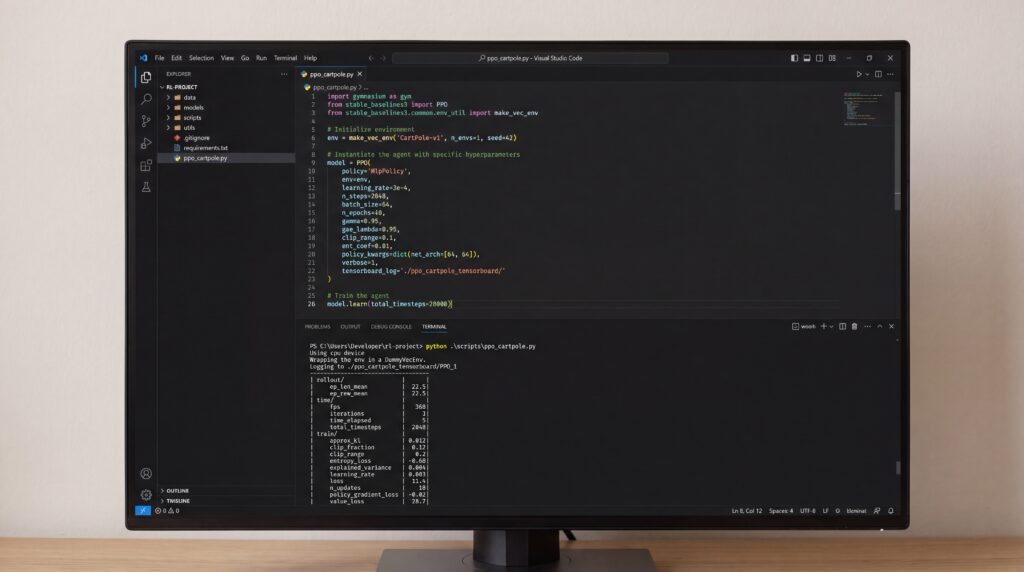 Moniteur affichant un environnement de développement avec du code sur fond sombre.