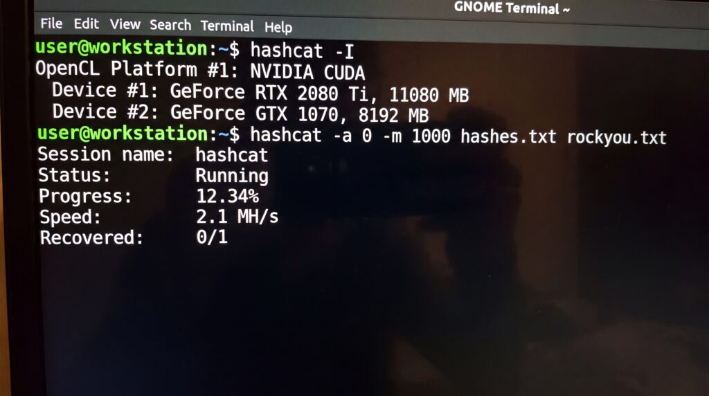Capture d'écran montrant une interface de ligne de commande exécutant Hashcat sur un GPU NVIDIA avec des informations sur le statut de session et la progression.