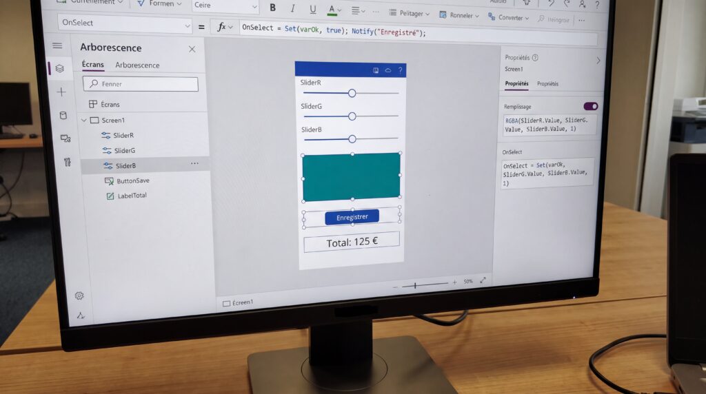 Écran d'ordinateur affichant une interface d'application créée avec Power FX, incluant des curseurs et un bouton de soumission.