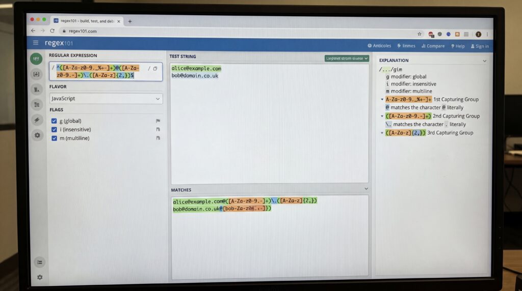 Écran affichant une interface de développement avec des expressions régulières en surbrillance.