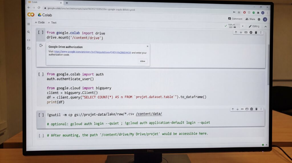 Écran d'ordinateur affichant du code Python dans Google Colab, illustrant le démarrage d'un projet d'équipe à distance.