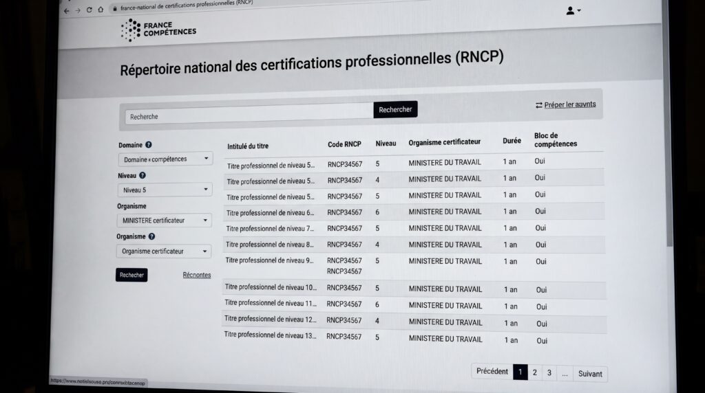 Écran affichant le registre national des certifications professionnelles avec des données sur diverses certifications.