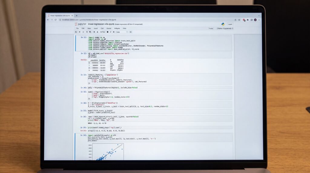 Ordinateur portable affichant du code Python pour la régression linéaire.