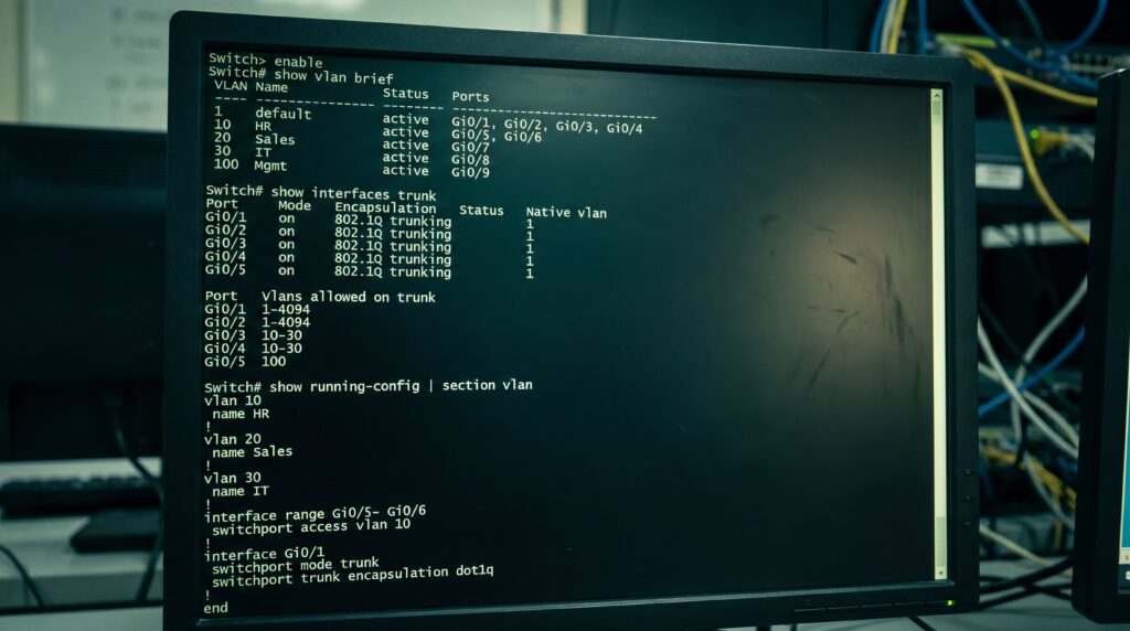 Écran d'ordinateur affichant des commandes liées à la configuration d'un réseau LAN virtuel.