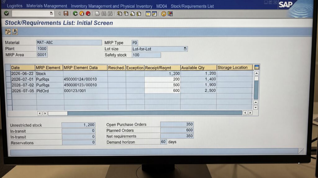 Capture d'écran du module SAP MM affichant la liste des besoins en stock avec des informations sur les matériaux et les quantités.