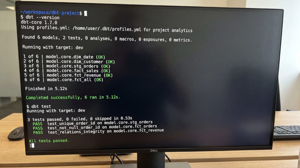 Écran d'un terminal affichant les résultats d'une analyse de projet avec dbt, montrant des modules et des résultats de transformation de données.