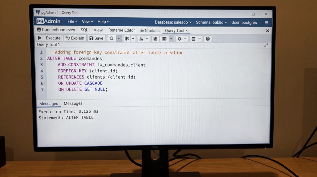 Écran d'ordinateur affichant un code SQL pour créer une clé étrangère dans une base de données.