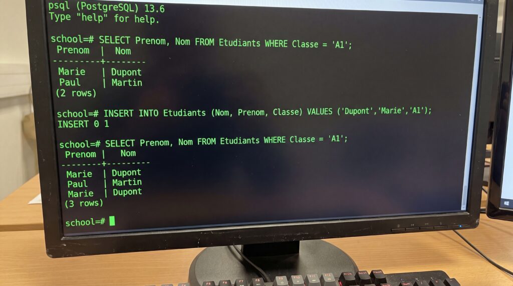 Écran d'ordinateur affichant des commandes SQL exécutées dans une interface de terminal.