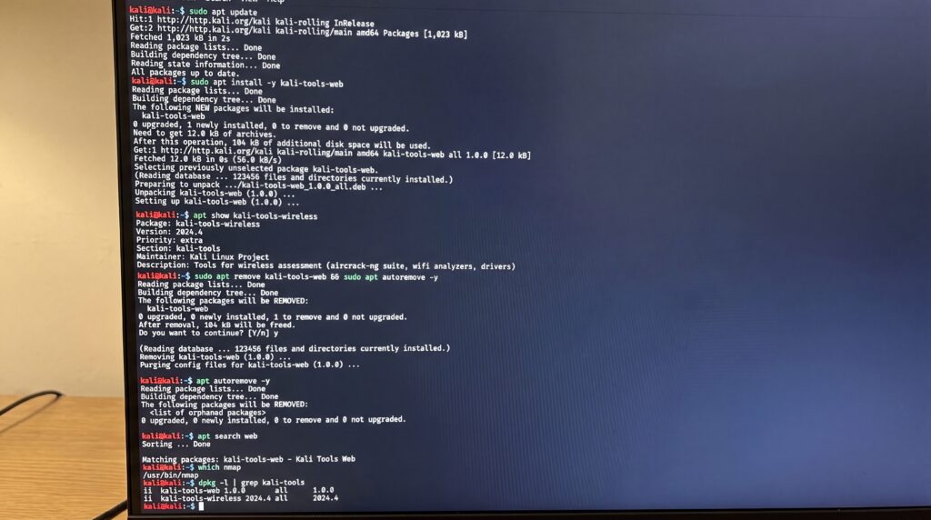 Écran de terminal affichant des lignes de code de Kali Linux pour des tests d'intrusion.