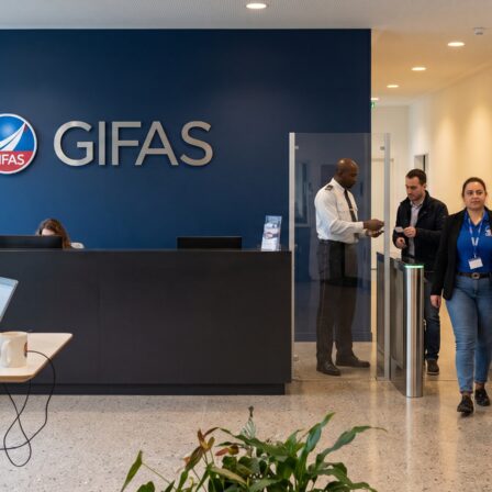 Espace d'accueil moderne au GIFAS, avec des collaborateurs impliqués dans des discussions et des activités de cybersécurité.