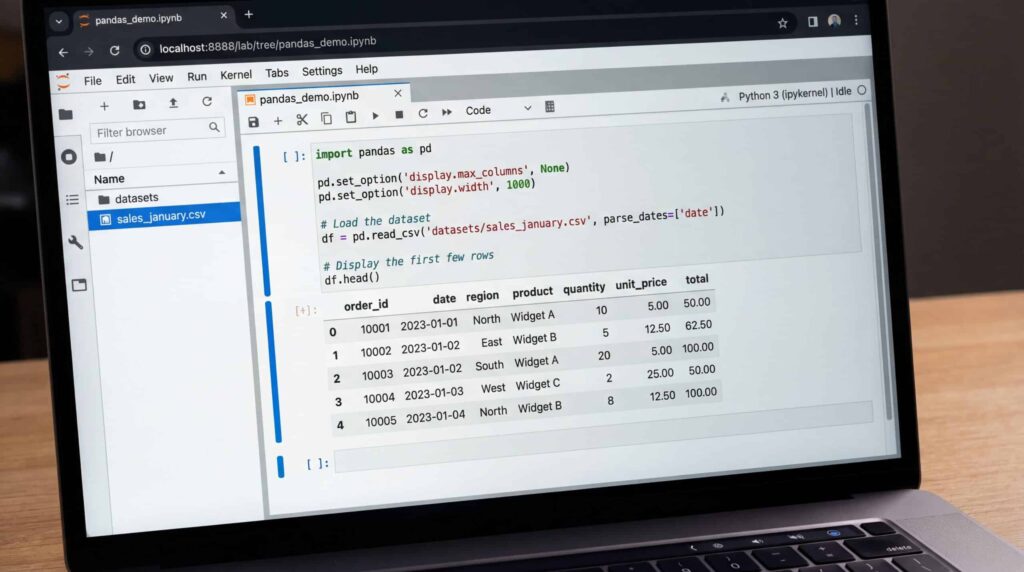 Pantalla de ordenador portátil que muestra código Python con datos tabulares.