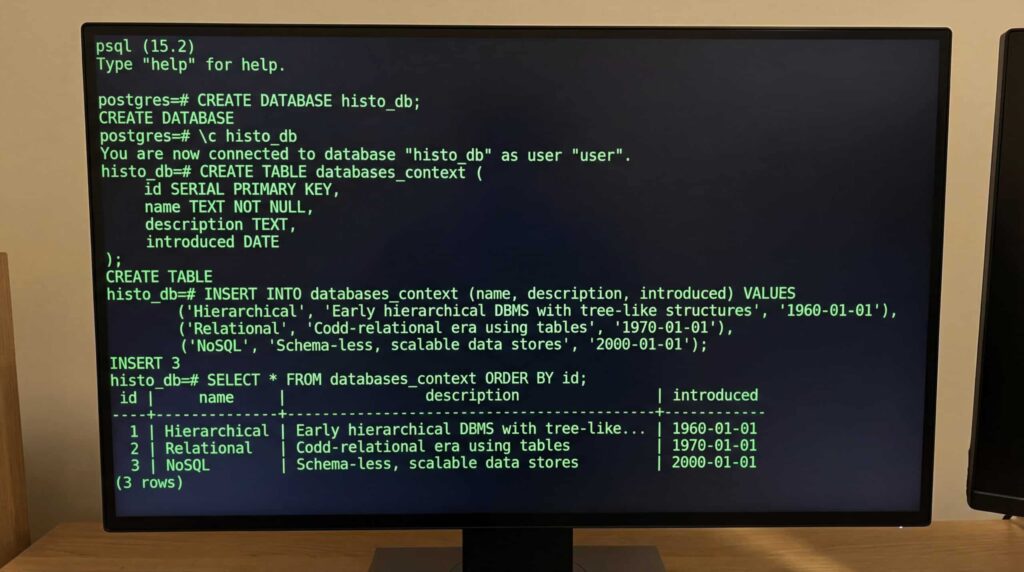 Bildschirm eines Computers, der eine SQL query auf einer Datenbank anzeigt, mit Befehlen und sichtbaren Ergebnissen.