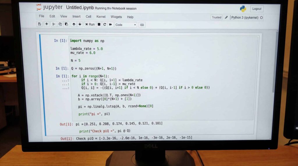Bildschirm, der einen Python-Code in einem Texteditor zeigt und ein Programmierprojekt veranschaulicht.